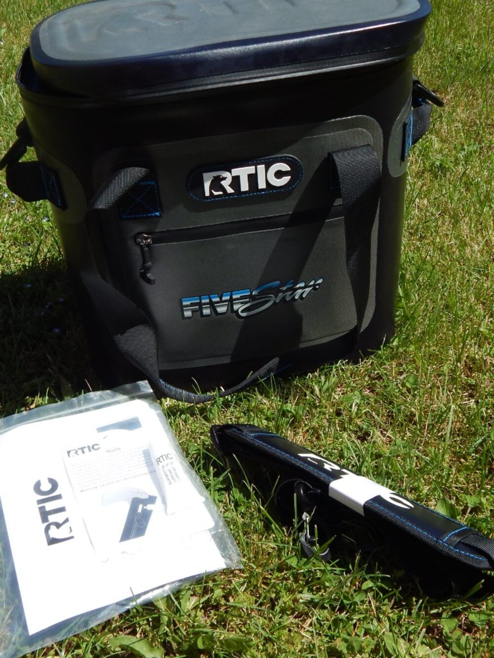 RTIC 20 Can Soft Pack Cooler Leakproof Ultra Insulated Bag *** NEW NEVER USED - Picture 3 of 6